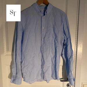 🔴FÅ 10% RABATT PÅ FÖRSTA KÖPET HOS STILREN🔴 Säljer en blå linneskjorta från zara i storlek M. Plagget har är köpt nytt och har alldrig använts. Modellen är 180cm lång.