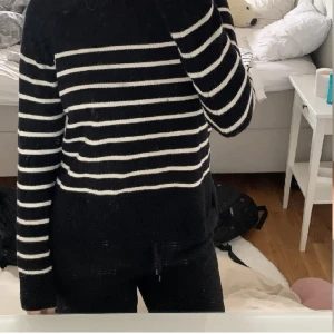 Randig tröja - En svart vit randig stickad tröja med slits ifrån Zara🖤 använd endast 1 gång ✨