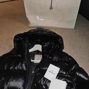 Moncler  - Säljer min snygga Moncler jacka för jättebra pris pga behov av pengar snabbt! Jackan har inga håll eller liknande. Djur fritt och rökfritt är det även. Denna modell passar både killar & tjejer. Storleken är 1 och det är som S - M.  Kvitto & allt medföljer