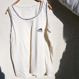 Linne (adidas) - Storlek XL. Fint skick!