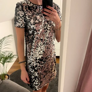 Pajettklänning💥 - Snyggaste paljettklänningen perfekt nu till nyår!🥂 Använd 1 gång, superfint skick💕