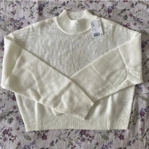 Stickad tröja  - Helt ny stickad tröja från hm, stl xs. Köparen står för frakt 💗