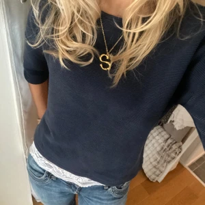 Trekvartsärmad tröja - Marinblå trekvartsärmad tröja som inte kommer till användning, fint skick!❤️