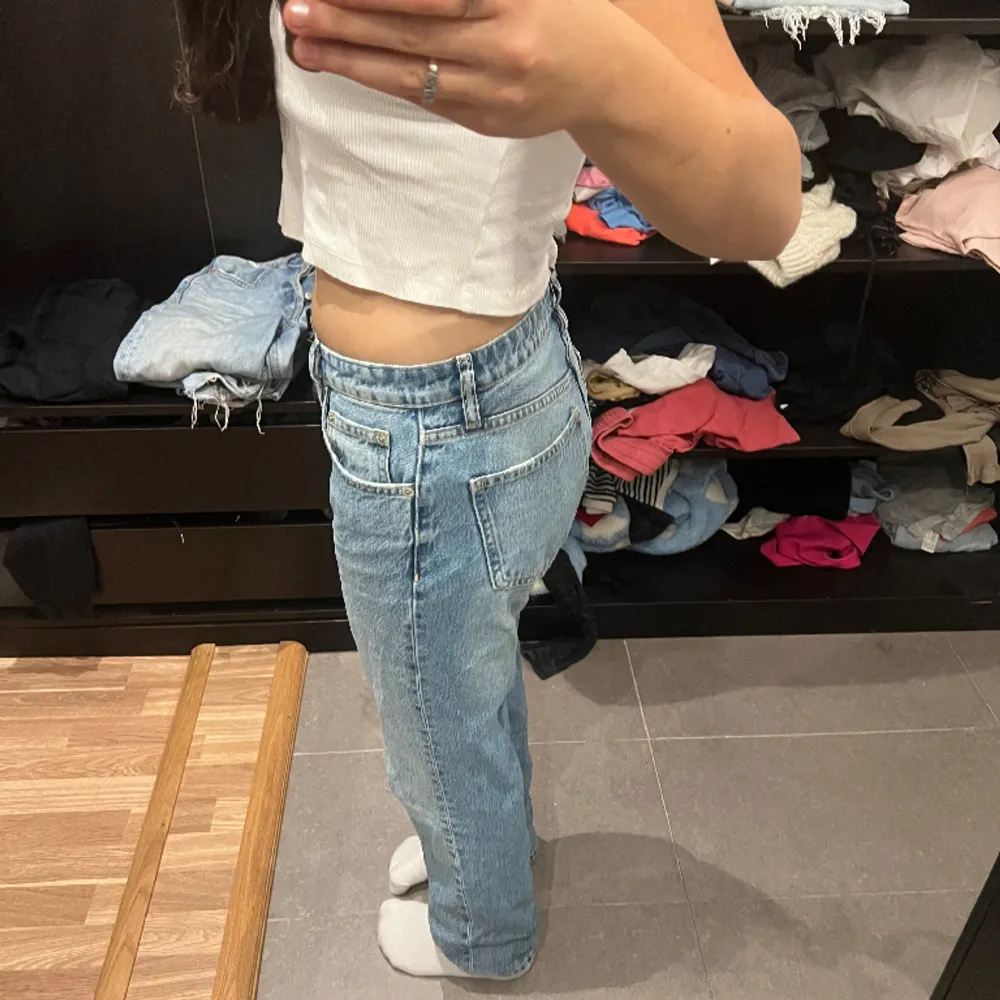 Fina jeans från zara som är helt oanvända. Tyckte inte passformen var fin på mig därför säljes den😊lågmidjade och straighta  Tryck på köp nu ! . Jeans & Byxor.