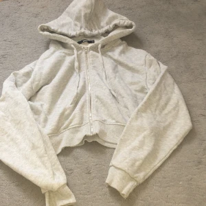 Tröja  - Säljer en jätte fin grå hoodie med dragkedja. Priset är såklart diskuterbart och det är bara att skriva vid frågor eller fler bilder!💕