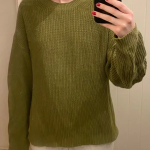 grön stickad tröja  - jättesöt grön stickad tröja! i bra skick och inte använd särskilt mycket. storlek M. pris går alltid att diskutera!  