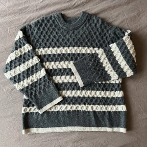 STICKAD - Supermysig och oversized stickad tröja från Ginatricot, sparsamt använd och i toppenskick 🤍Köparen står för frakt 🩶