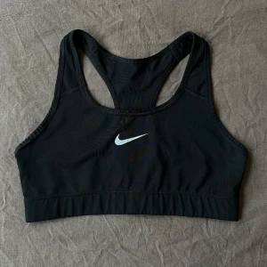 NIKE SPORTBH - Fin och bekväm sportbh från Nike, knappt använd och i fint skick! Köparen står för frakt 🖤