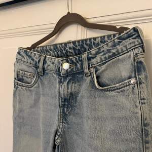 Fina low waist jeans från Weekday modellen Arrowrot Low i strl 25/32💗 är i gott skick
