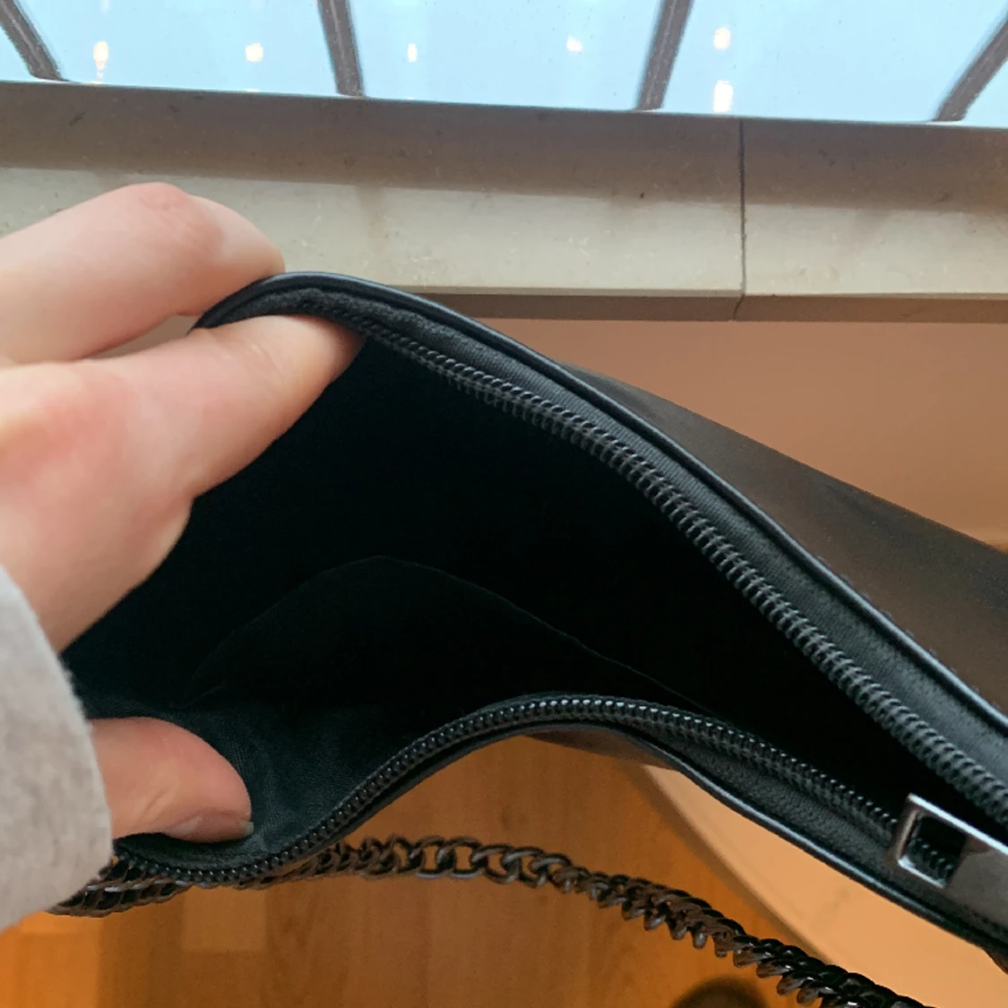 Svart axelremsväska  - 91