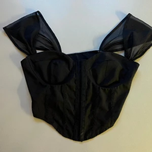 Topp, oanvänd - En helt oanvänd topp med spännen fram.