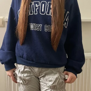 Blå sweatershirt💙 - Jätte fin marinblå sweatshirt, använd några gånger men bra skick, storlek M, modellen är en 12 åring💙
