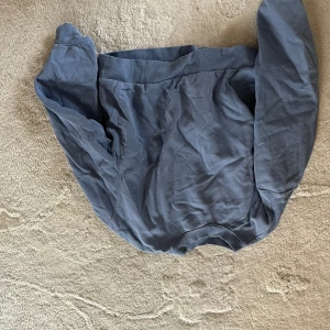 Weekday sweatshirt  - Blå sweatshirt från weekday i storlek S