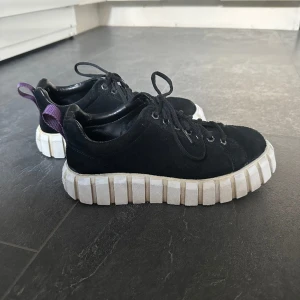 Eytys odessa  - Eytys Odessa men skavanker inne i skon men inget som stör mig. Köptes för 1800kr. (Skriv för fler bilder) 