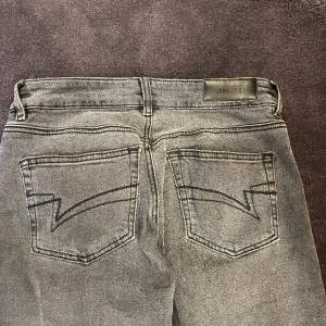 Säljer mina gråa low waist junk yard jeans med jätte snygga fickor där bak men är dessvärre för stora i midjan på mig och inte kommer till andvändning