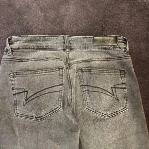 Low waist junk yard jeans - Säljer mina gråa low waist junk yard jeans med jätte snygga fickor där bak men är dessvärre för stora i midjan på mig och inte kommer till andvändning