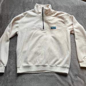 En fin half zip fleece-hoodie från junkyard. Använd fåtal gånger och i mycket bra skick💕💕 nypris 500 säljs för 200