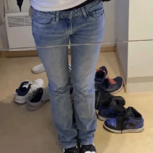 lågmidjade jeans  - Köp gärna direkt!! Pepe jeans som är så fina men lite långa på mig (passar nån som är 162-164). Tecken på användning men inget som man lägger märke till, de är i superskick annars. Trendiga och passar alltid!! 29’’30 är storleken (lånad första bild) 