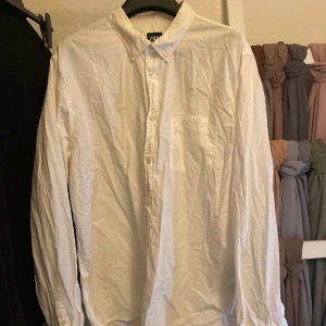 Vit skjorta  - Vit skjorta från zara strl xl  Passar så bra på mig med strl 38 ser som oversize