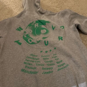Louis Tomlinson tour hoodie  - Köpt på hans hemsida och finns inte kvar längre!! använd ett par gånger men ganska tjock i tyget!! 400 + frakt!!