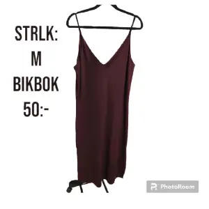 Oanvända ärmlös v-ringad midi klänning från BikBok.     OBS: bilden är tagen av klänningen jag har. Har endast tagit bort  bakgrunden.   Pris:40:-