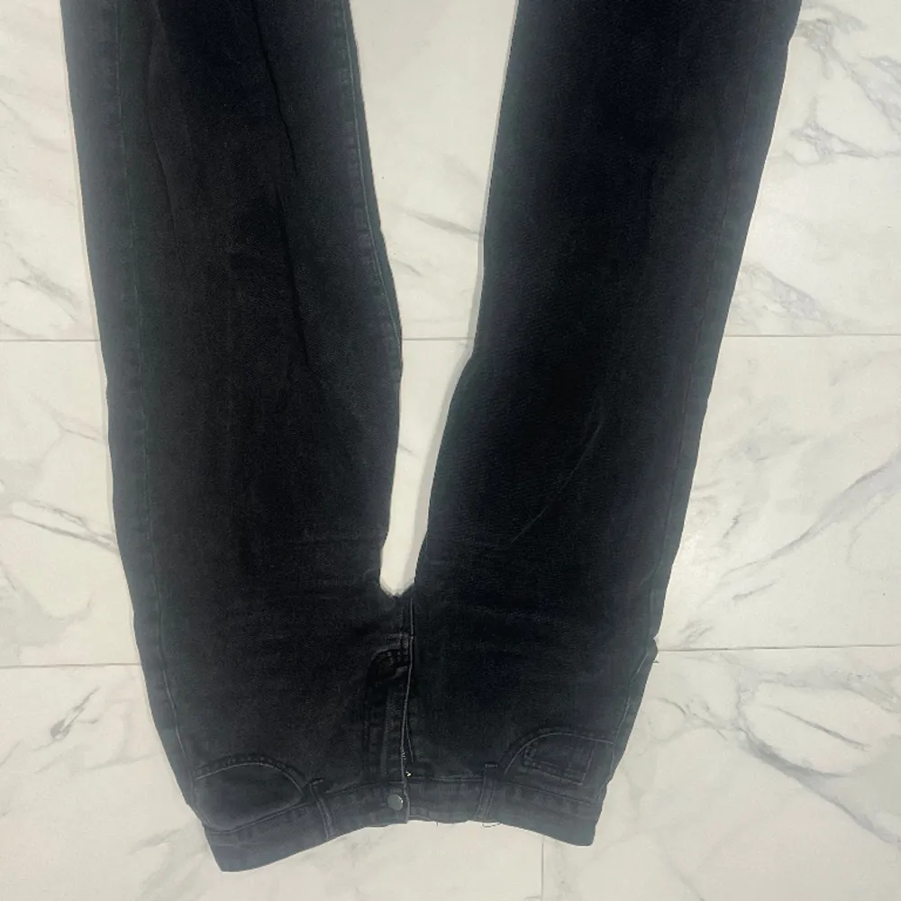 Uppsydda jeans för att bli lågmidjade men som man ser på sista bilden syns de inte alls. Från shein i M och ser ut som nya . Jeans & Byxor.