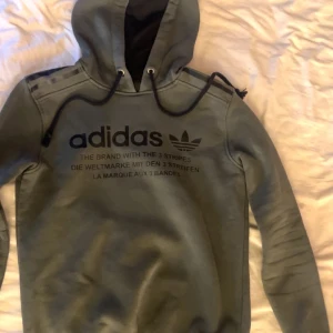 Adidas Hoodie  - Super skön hoodie från adidas, fin grön och väldigt bekväm. Använt 2 gånger och är lite för liten för mig. 🩷