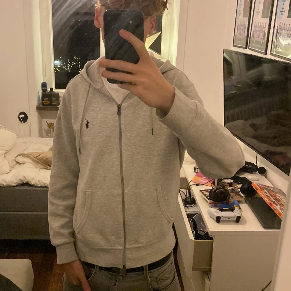 Koftan är i bra skick, säljer den på grund av den är för liten för mig. Hoodies.