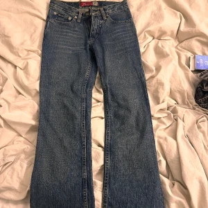 Jeans  - Super snygga jeans, lite mindre vid midjan, men passar någon som är ungefär 167 i längd. Skriv till mig för exakta mått och mer bilder. Budgivning men om du har prisförslag skriv inget under det satta priset dock💗💗