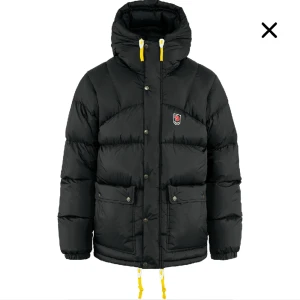 FJÄLLRÄVEN - Säljer nu min fjällräven expedition eftersom att den inte har kommit till användning  Herr i strlk xs  Skulle säga att den passar både dam och herr och är perfekt i längden på mig som är 170  Har inga defekter och ser ny ut Pris kan diskuteras 