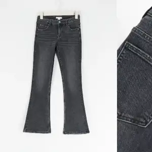 Säljer dessa svarta jeans från gina tricots barnavdelning, ej defekter, skriv privat vid intresse och fler bilder💕