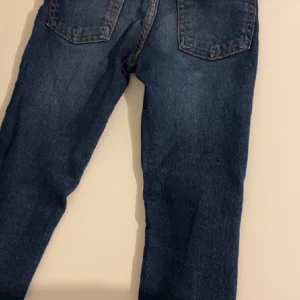 Jeans - Mjuka och strechiga jeans. Inte använt så mycket för att mitt barn har växt ifrån dom. 