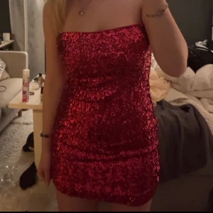 Nyårsklänning  - Säljer denna fina röda bandeu klänning från NA-KD. Storlek XS. Pris 299kr. Vid intresse kan jag skicka fler bilder!