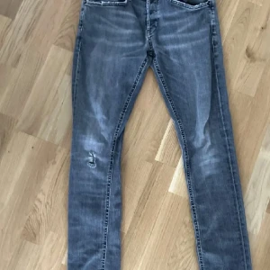 George skinny fit - Bra skick. Höger knä ses med detalj som hör byxan tlll. 