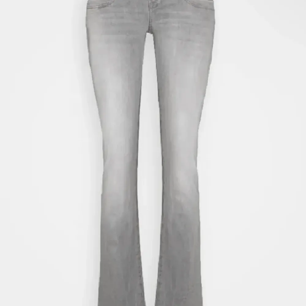 Lägger upp igen!! Ett par jättesnygga grå ltb jeans i nytt skick. Bara använda fåtal gånger och köpa för ungefär 800. Säljer pågrund av att de är för stora på mig. Innerbenslängden är ungefär 79 cm och midjemåttet är 41 cm. . Jeans & Byxor.