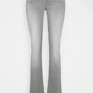 Lägger upp igen!! Ett par jättesnygga grå ltb jeans i nytt skick. Bara använda fåtal gånger och köpa för ungefär 800. Säljer pågrund av att de är för stora på mig. Innerbenslängden är ungefär 79 cm och midjemåttet är 41 cm. 