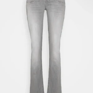 Grå ltb jeans  - Lägger upp igen!! Ett par jättesnygga grå ltb jeans i nytt skick. Bara använda fåtal gånger och köpa för ungefär 800. Säljer pågrund av att de är för stora på mig. Innerbenslängden är ungefär 79 cm och midjemåttet är 41 cm. 
