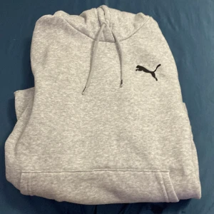 Hoodie  - Puma Hoodie  väldigt skön och mysig  Använd en gång 