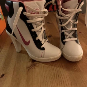 Nike klackar - Storkek 37  Väldigt gamla men bra kondition Pris går att diskutera