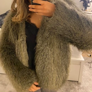 Pälsjacka - Säljer denna fina pälsjackan för jag inte använder den längre. 10/10 skick🥰 skriv privat för fler frågor❤️