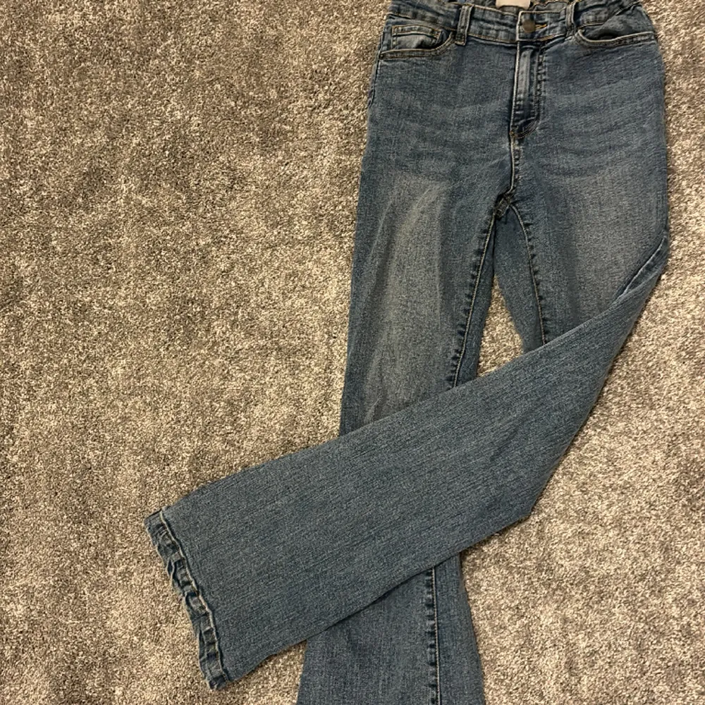 Jeans i storlek 164 men passar mig som XS, använda ca 5 gånger,ej fri frakt osv, fint skick . Jeans & Byxor.