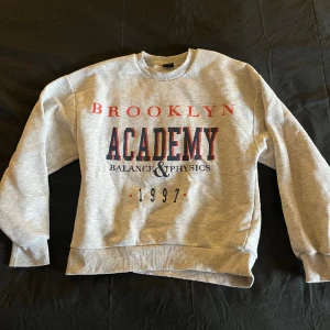 Sweatshirt  - Använd endast en gång.