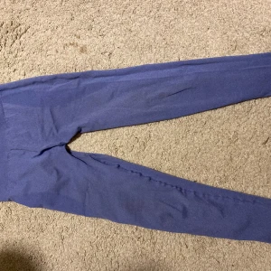 Blå tränings tights - Likadana som de lila fast blåa. Sköna rörliga tränings tight snygga att ha på gym eller annan aktivitet, högmidjade passar mig som är 170cm, använda men för små för mig nu