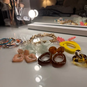 Smycken  - Säljer alla dessa smycken tillsammans!  Några funky unika örhängen, ett halsband och några armband❣️ allt är oanvänt 