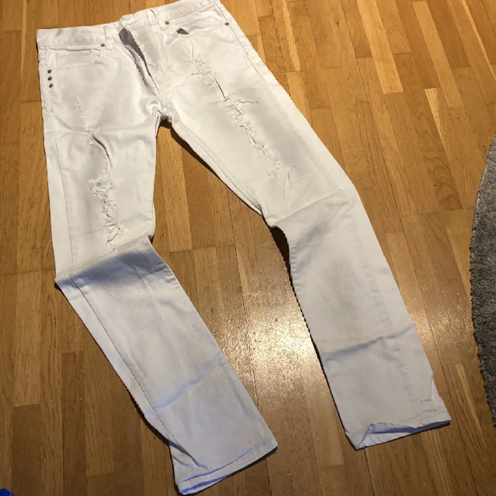 Vita jeans med hål och sotad framsida . Jeans & Byxor.