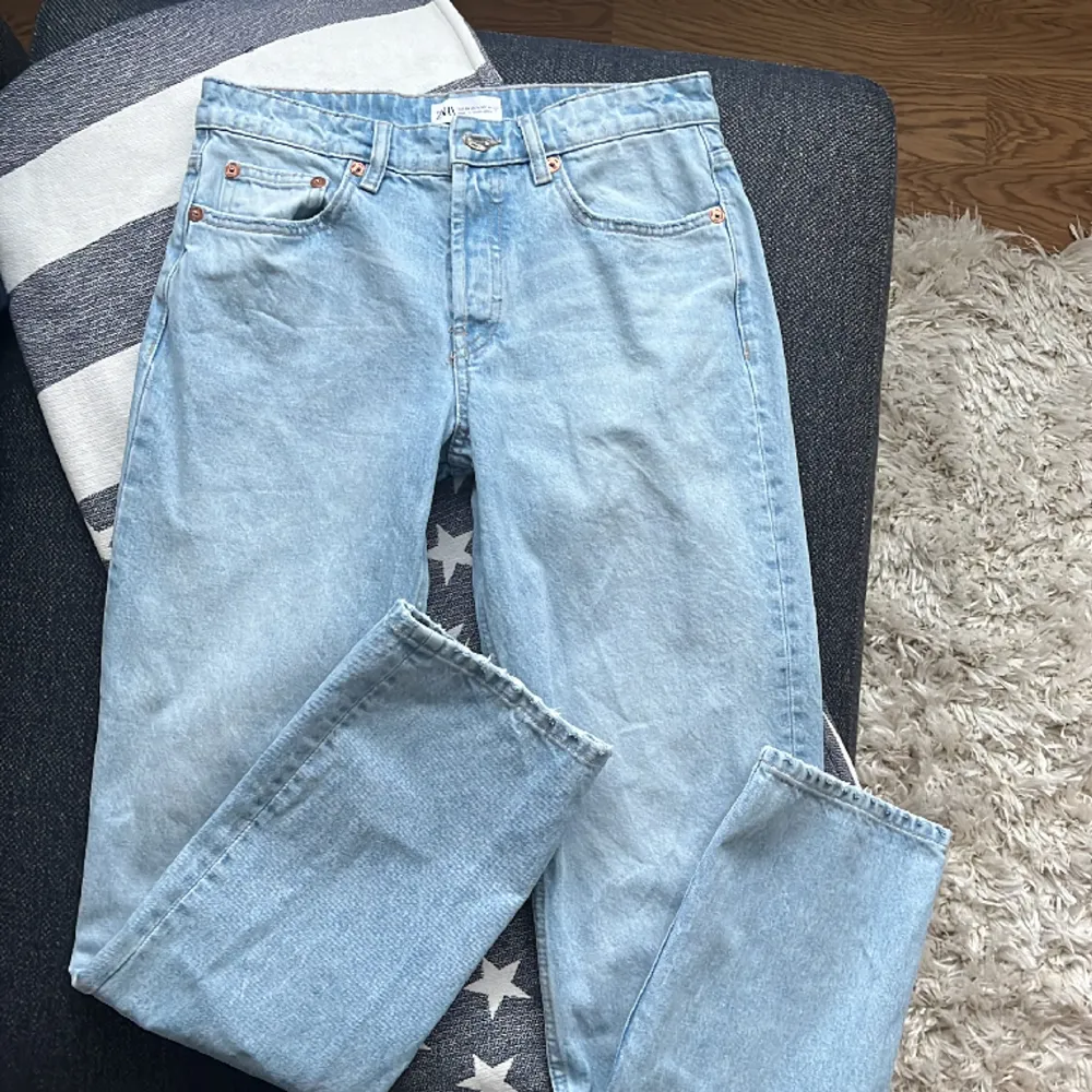 Ljusblå straight jeans från zara, innebenslängd 78 cm, midjemått 38 cm . Jeans & Byxor.