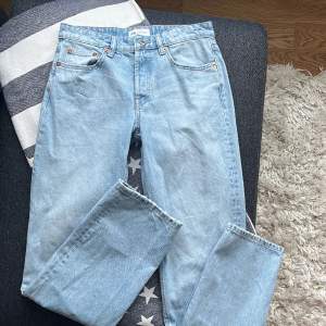 Ljusblå straight jeans från zara, innebenslängd 78 cm, midjemått 38 cm 