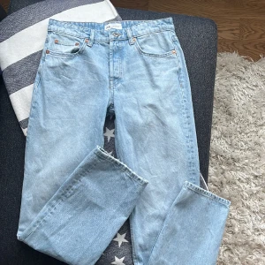 Straight jeans zara - Ljusblå straight jeans från zara, innebenslängd 78 cm, midjemått 38 cm 