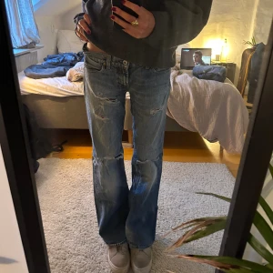 Jeans - Säljer dessa jeans då dem inte kommer till användning💛