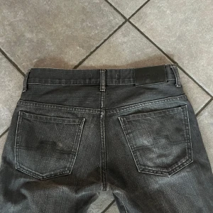 Low waist straight jeans - Fina jeans från J.Lindberg. De är low waist och straight. Säljer på grund av att de är lite stora. Lite slitna i skrevet och lite slitna längst. Finns två hål på insidan då jag satte in ett snöre förut för att dom skulle passa. Midja: 38 cm. Innerben:73cm